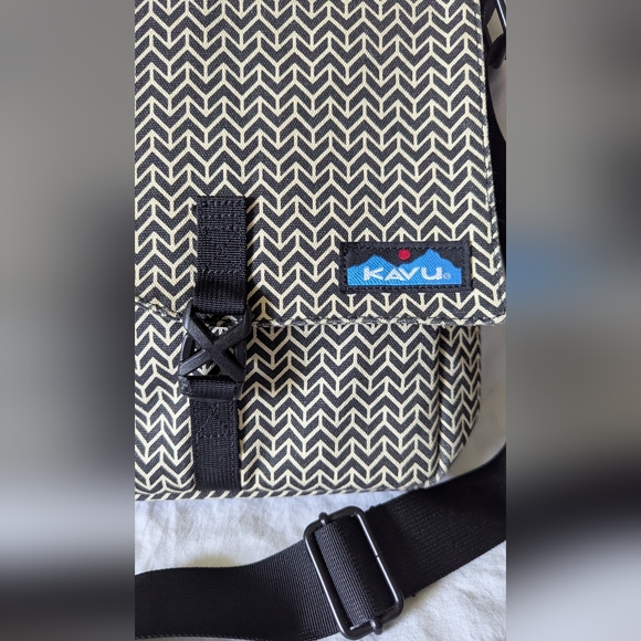 KAVU Black & White Chevron Padded Bag Adjustable Strap And Pockets - Picture 2 of 13